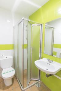 A bathroom at Albergue Inturjoven Granada