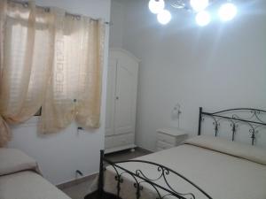 サン・パンクラーツィオ・サレンティーノにあるcasa annafedeのベッドルーム1室(ベッド2台、窓付)