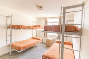 Albergue Inturjoven Granada emeletes ágyai egy szobában