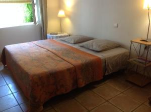 a bedroom with a bed and two lamps and a window at Chambres d'Hôtes de Fleurus in Pézenas