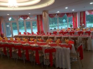 uma fila de mesas e cadeiras num salão de banquetes em Tourist Poltava em Poltava