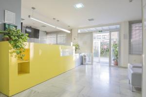 an office with a yellow wall in a room at Albergue Inturjoven Granada in Granada