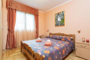 um quarto com uma cama com duas toalhas em Djurovic Apartments Montenegro em Kotor