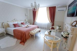 スームィにあるRoyal Suite Apartment with Jacuzziのベッドルーム(白いベッド1台、窓付)