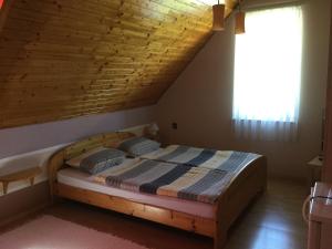 Postel nebo postele na pokoji v ubytování Cyrano Vendégház