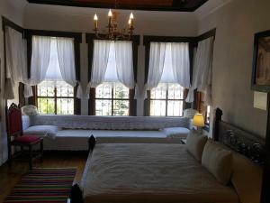 Postel nebo postele na pokoji v ubytování Hotel Gjirokastra
