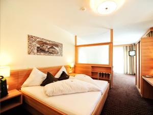Ένα ή περισσότερα κρεβάτια σε δωμάτιο στο Hotel Röck Garni