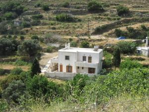 a house in the middle of a field at Moraki Apartment in Episkopión