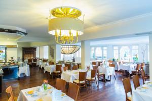A restaurant or other place to eat at Hotel Holsteiner Hof GmbH