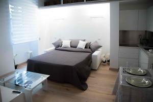 een kleine slaapkamer met een bed en een tafel bij Relais Dolcevita in Rome