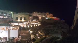 Blick auf die Stadt in der Nacht mit Lichtern in der Unterkunft BETTY & ROSY- Locazione Turistica in Polignano a Mare