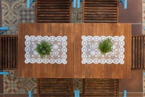 una mesa con encajes blancos. en Akrogiali, en Posidhonía