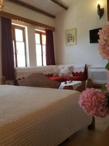 Postel nebo postele na pokoji v ubytování Hotel Gjirokastra