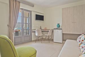 TV a/nebo společenská místnost v ubytování Nereus Luxurious Suites