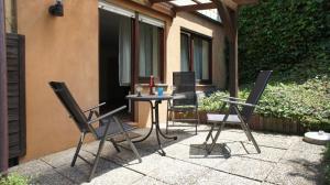 a table and chairs sitting on a patio at Ferienhaus Dreilinge in Cochem