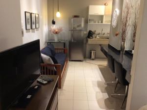 sala de estar con sofá y TV en Ipa Penthouse Prudente, en Río de Janeiro