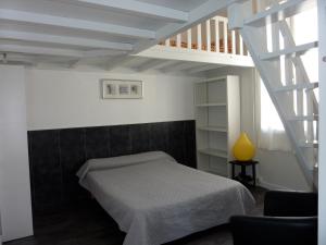 Cama o camas de una habitación en Hôtel-Résidence Le Grillon