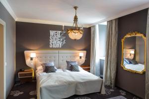Postel nebo postele na pokoji v ubytování Hotel Schweizerhof Luzern