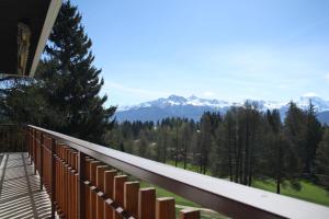 een balkon van een huis met uitzicht op de bergen bij Spacious & Cozy, Europe in Crans-Montana