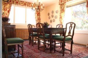 una sala da pranzo con tavolo e sedie in legno di Spacious & Cozy, Europe a Crans-Montana