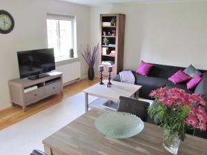 a living room with a couch and a table at Bed & Breakfast Kortenhoefsedijk in Kortenhoef