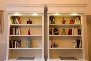 a book shelf filled with lots of books at Sui Tetti di Napoli in Naples
