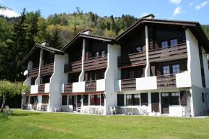 un grande edificio con un prato davanti di Ausblick a Blatten bei Naters