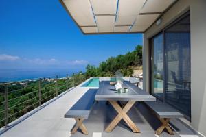 a balcony with a table and a view of the ocean at Villa Levande in Sfinárion
