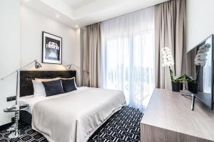 Televízia a/alebo spoločenská miestnosť v ubytovaní Hotel Atelia