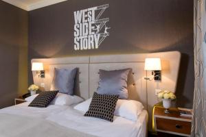 Postel nebo postele na pokoji v ubytování Hotel Schweizerhof Luzern
