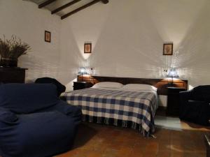 sypialnia z łóżkiem i 2 krzesłami w obiekcie Agritur Villa Osvaldo Castiglione del Lago Perugia Colazione Piscina acqua salata w mieście Castiglione del Lago +22 zdjęcia