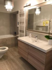 La salle de bains est pourvue d'un lavabo, de toilettes et d'un miroir. dans l'établissement Guesthouse Davorka Bijelić, à Murter