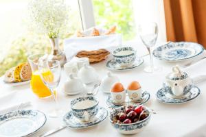 stół z niebiesko-białymi porcelanowymi naczyniami i jajami w obiekcie Hotel Villa Soro w mieście San Sebastián