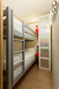 een kamer met een stapelbed in een kamer bij Apartment Balme 2 in Chamonix-Mont-Blanc