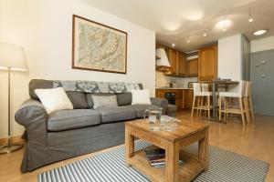 een woonkamer met een bank en een tafel bij Apartment Balme 2 in Chamonix-Mont-Blanc