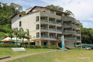a large building with palm trees in front of it at Ita Park Hotel in Itá
