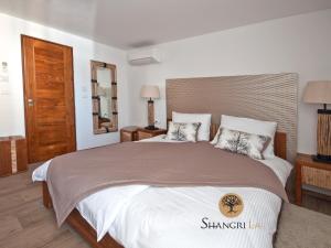 Postel nebo postele na pokoji v ubytování Shangri La Rooms
