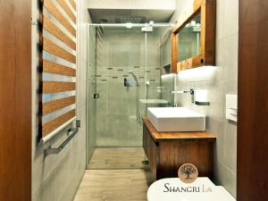 Ένα μπάνιο στο Shangri La Rooms