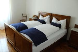 TassulloにあるLa casa dei nonniのベッドルーム1室(ベッド2台、青と白の枕付)