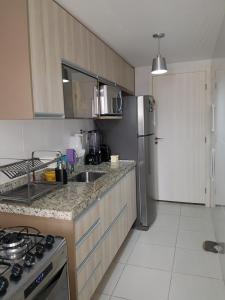 Dapur atau dapur kecil di Apartamento Barra Paraíso Tropical