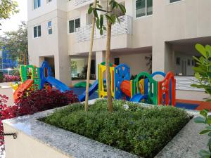 Kawasan permainan kanak-kanak di Apartamento Barra Paraíso Tropical