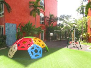 einen Spielplatz mit einem Spielset und einer Schaukel in der Unterkunft Seven Seas 410 in Jomtien Beach