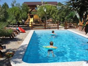 dos niños jugando en la piscina en un complejo en Villa ORS, en Sevastopol