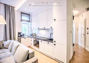 Kuchyňa alebo kuchynka v ubytovaní Family Luxury Wonder Heaven Apartment, 50m to M Cassino, first with 3 badrooms&studio, second with 2 badrooms&studio, parking w cenie