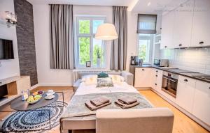 Kuchyňa alebo kuchynka v ubytovaní Family Luxury Wonder Heaven Apartment, 50m to M Cassino, first with 3 badrooms&studio, second with 2 badrooms&studio, parking w cenie