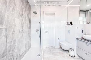 Kúpeľňa v ubytovaní Family Luxury Wonder Heaven Apartment, 50m to M Cassino, first with 3 badrooms&studio, second with 2 badrooms&studio, parking w cenie
