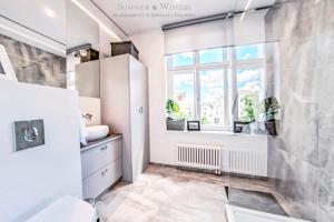 Kuchyňa alebo kuchynka v ubytovaní Family Luxury Wonder Heaven Apartment, 50m to M Cassino, first with 3 badrooms&studio, second with 2 badrooms&studio, parking w cenie
