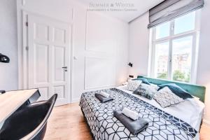 Posteľ alebo postele v izbe v ubytovaní Family Luxury Wonder Heaven Apartment, 50m to M Cassino, first with 3 badrooms&studio, second with 2 badrooms&studio, parking w cenie