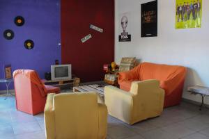 TV a/nebo společenská místnost v ubytování Hostel de los Colores