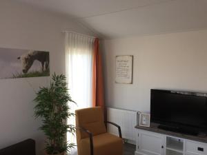 Gallery image of IJsselmeer-chalet nr. 66 in Molkwerum +31 photos